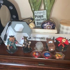 Disney Infinity Base w 4 figures 3 Discs game pieces XBox PlayStation Video Game